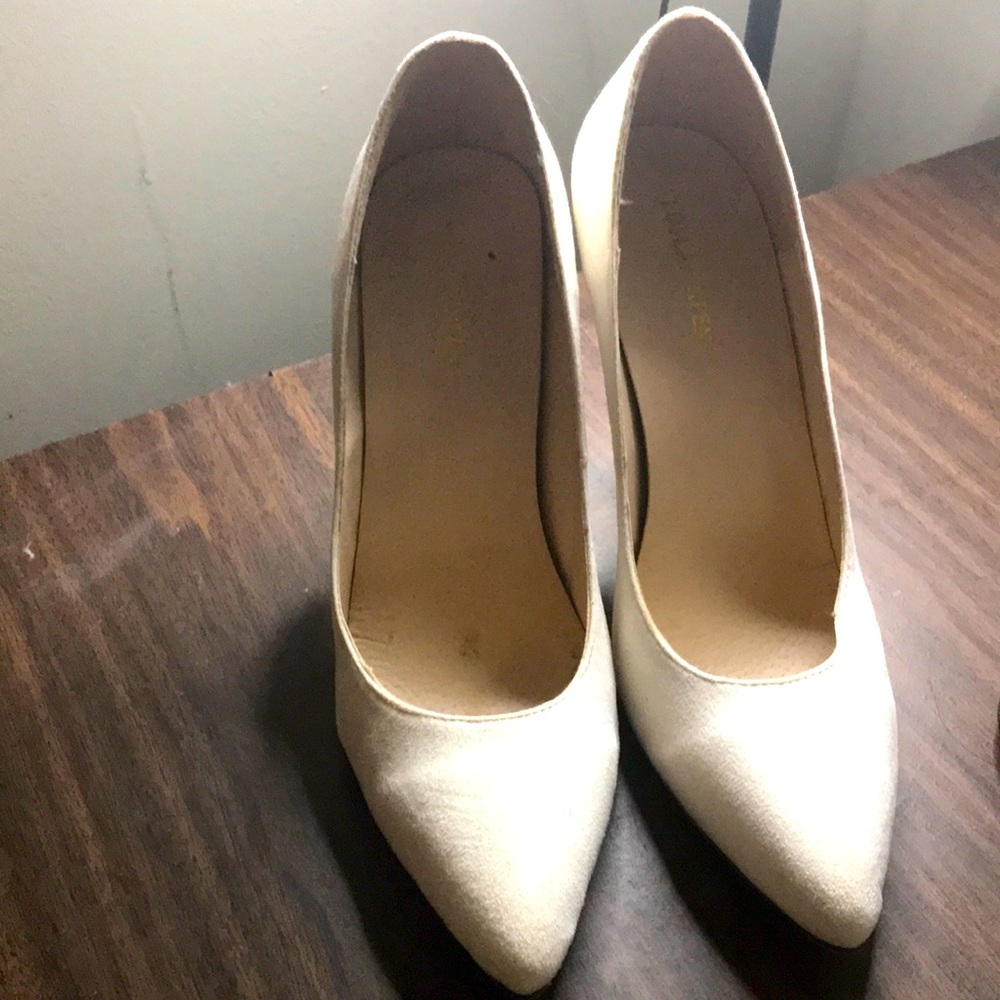 This is a white shoes from wish